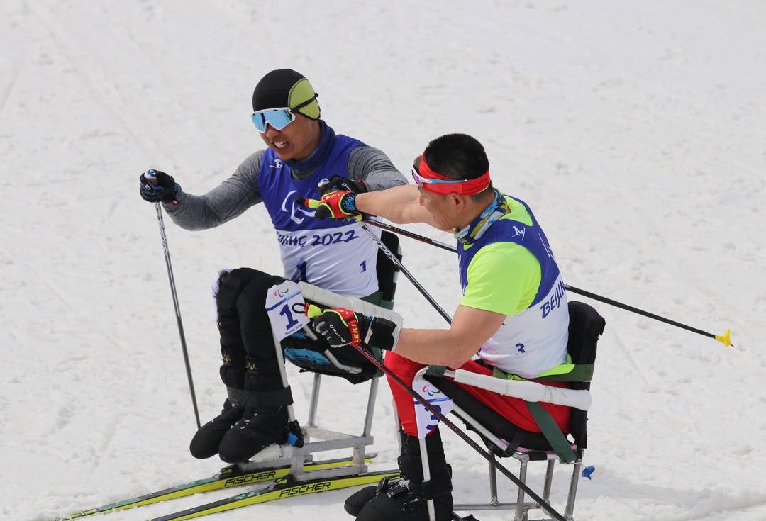 两位中国越野滑雪选手庆祝胜利